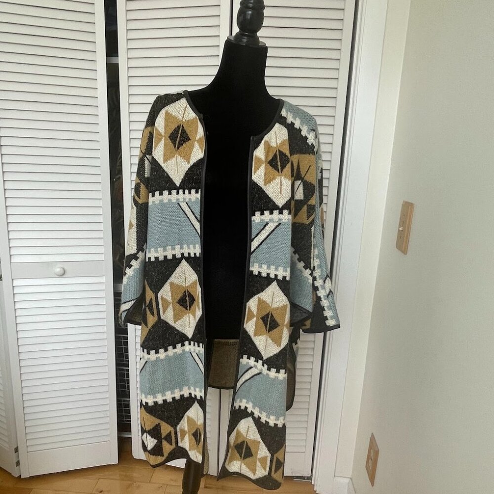Knit Cape with impressive Pattern